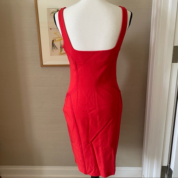 A classic dress with timeless design and form-fitting style - Picture 2 of 2